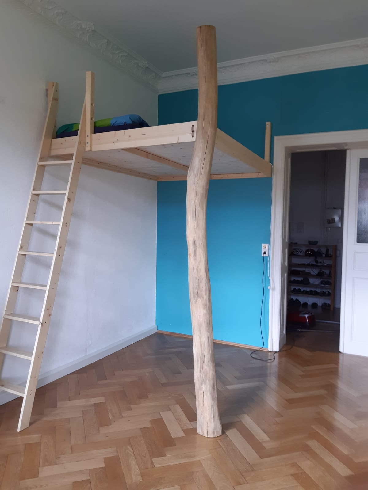 Hochbett mit Robinienstamm